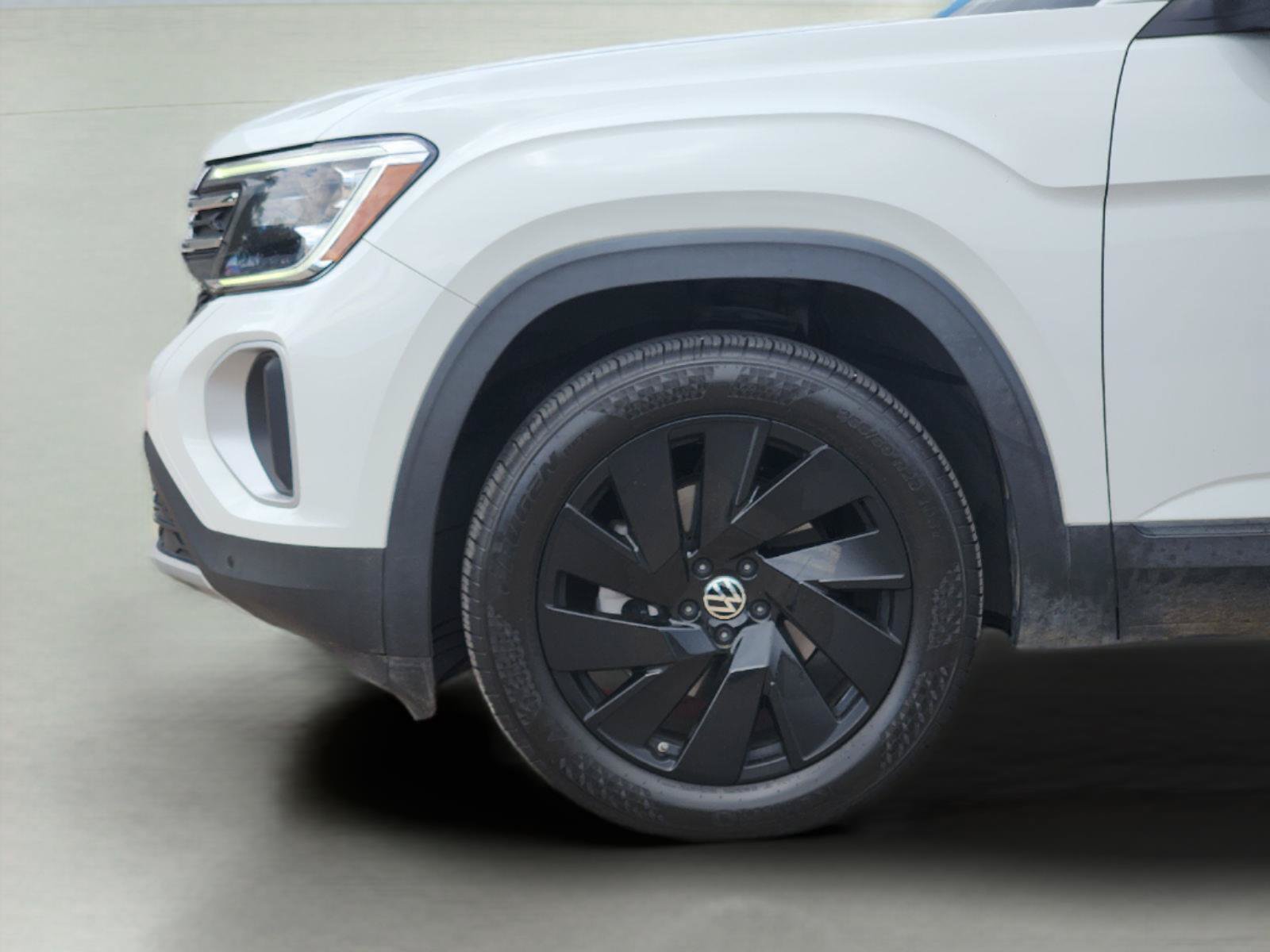 Used 2024 Volkswagen Atlas SE w/ Black Wheel Package FWD image 9