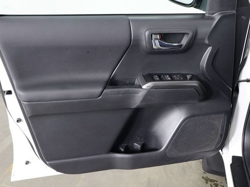 Used 2022 Toyota Tacoma TRD Off-Road AWD/4WD image 19