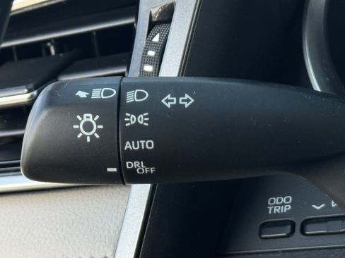 Used 2018 Toyota Camry XLE FWD image 21