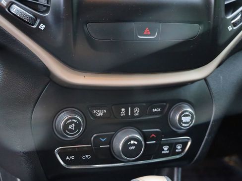 Used 2017 Jeep Cherokee Latitude w/ True North Edition image 25