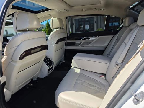 Used 2020 BMW 740i w/ Premium Package RWD image 17