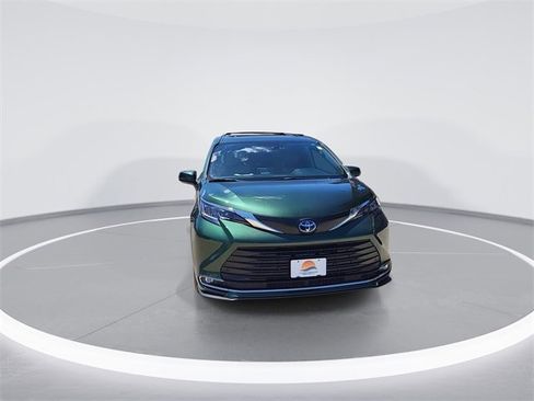 Used 2024 Toyota Sienna XLE image 3