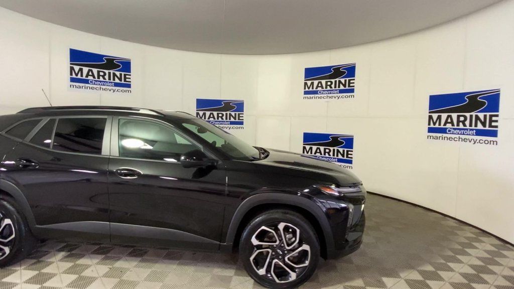 Used 2025 Chevrolet Trax RS w/ Driver Confidence Package FWD image 3