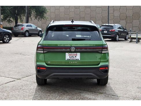 Used 2025 Volkswagen Taos SE FWD image 6