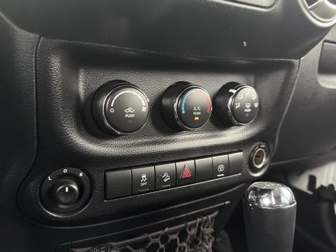 Used 2016 Jeep Wrangler Unlimited Sahara w/ Connectivity Group AWD/4WD image 8