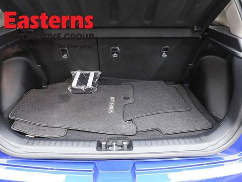 Used 2024 Hyundai Venue Limited image 9