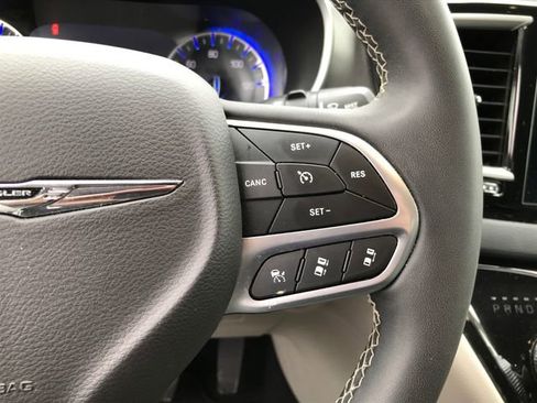 Used 2024 Chrysler Pacifica Touring-L image 8