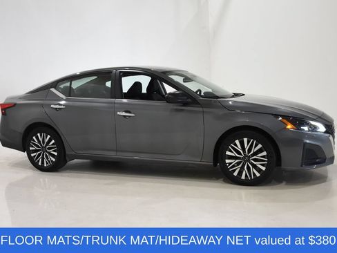 Used 2025 Nissan Altima 2.5 SV FWD image 3