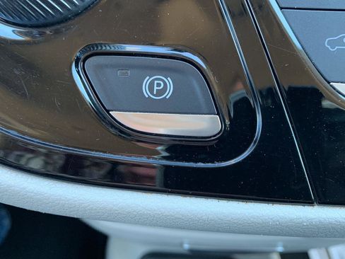 Used 2020 Chrysler Pacifica Touring-L image 11