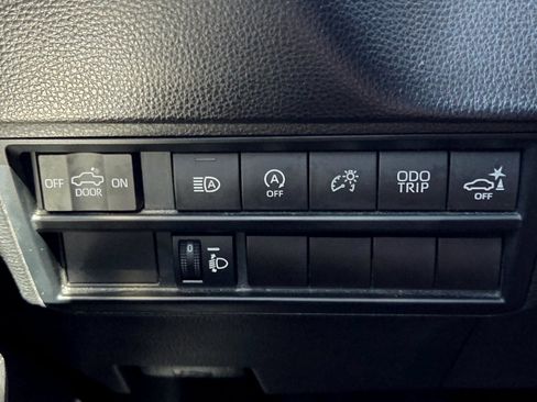 Used 2022 Toyota Tundra SR5 w/ SR5 Convenience Package AWD/4WD image 18