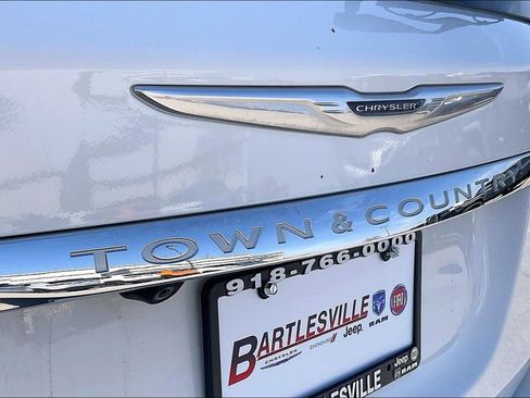 Used 2015 Chrysler Town & Country Touring-L w/ Driver Convenience Group image 11