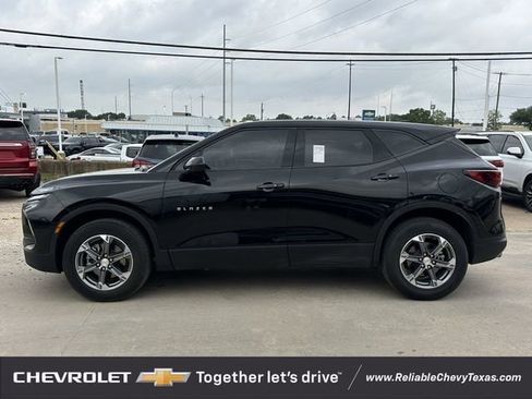 Used 2025 Chevrolet Blazer LT AWD/4WD image 2
