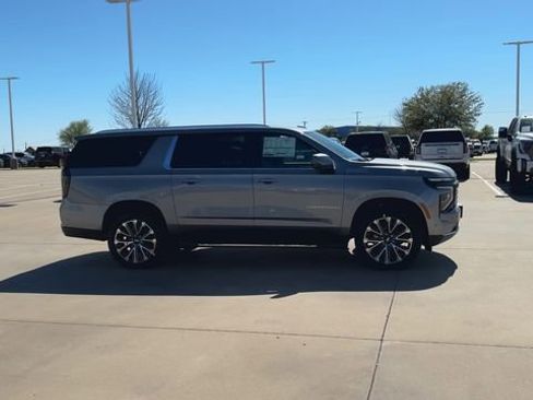 New 2026 Chevrolet Suburban High Country RWD image 2