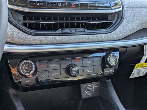 Used 2022 Jeep Compass Latitude image 19