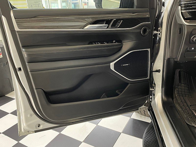 Used 2022 Jeep Wagoneer Series III w/ Rear Seat Video Group 1 AWD/4WD image 19