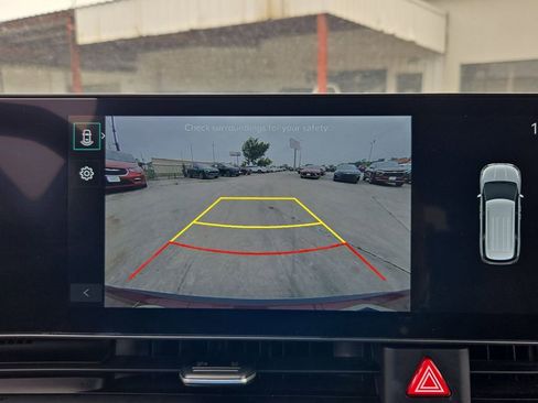 Used 2025 Kia Carnival FWD image 17