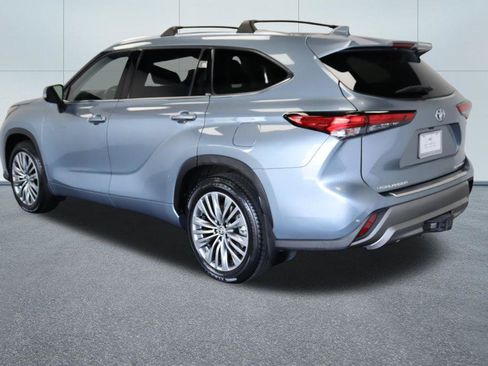 Used 2021 Toyota Highlander Platinum AWD/4WD image 3