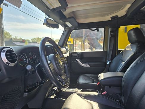 Used 2013 Jeep Wrangler Unlimited Sahara w/ Connectivity Group image 15