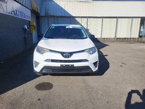 Used 2018 Toyota RAV4 LE image 4