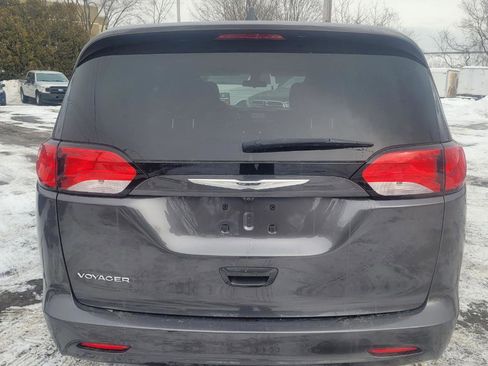 Used 2022 Chrysler Voyager LX image 7
