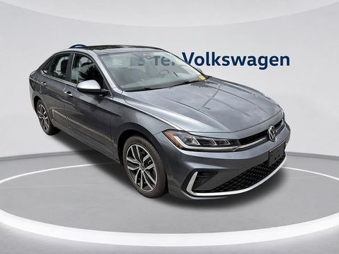 Used 2025 Volkswagen Jetta SE FWD image 3