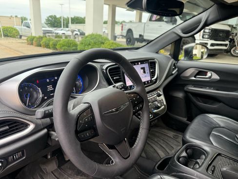 Used 2022 Chrysler Pacifica Touring-L w/ Uconnect Theater Family Group FWD image 10