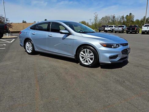 Used 2017 Chevrolet Malibu LT w/ Driver Confidence Package FWD image 3