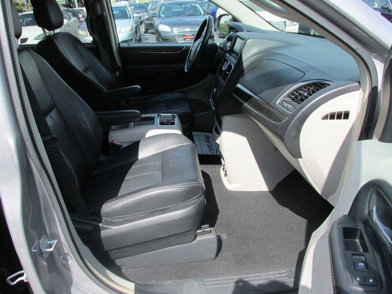 Used 2015 Chrysler Town & Country Touring w/ Driver Convenience Group FWD image 28