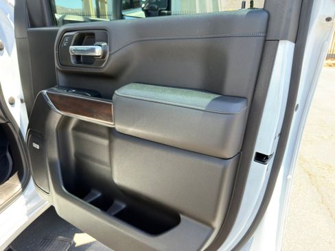 Used 2023 GMC Sierra 2500 SLT w/ SLT Preferred Package AWD/4WD image 11