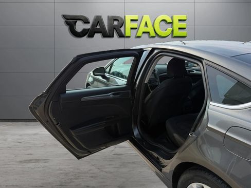 Used 2019 Ford Fusion SE FWD image 18