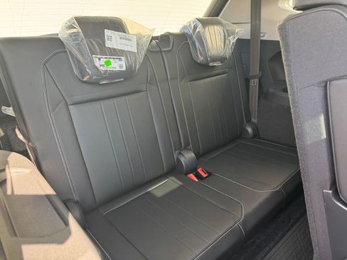 Used 2024 Volkswagen Tiguan SE image 9