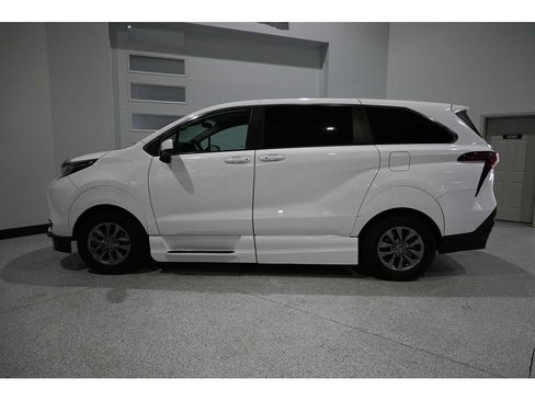 Used 2022 Toyota Sienna LE AWD/4WD image 9