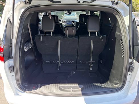 Used 2025 Chrysler Pacifica Select FWD image 33