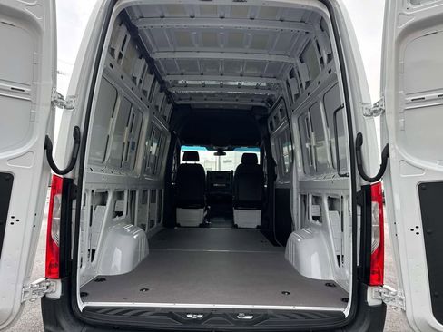 Used 2025 Mercedes-Benz Sprinter 2500 image 5