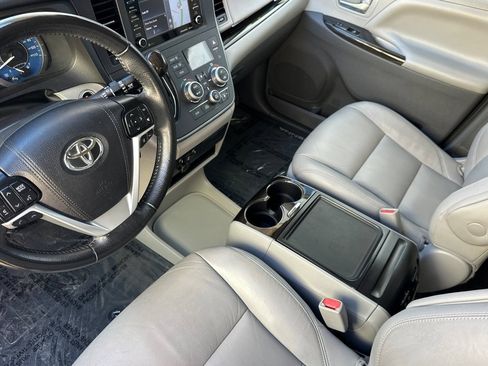 Used 2019 Toyota Sienna XLE w/ XLE Navigation Package FWD image 7