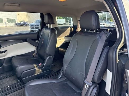 Used 2022 Kia Carnival LX FWD image 19