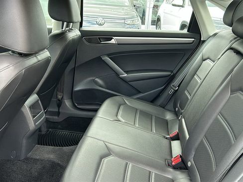 Used 2018 Volkswagen Passat 2.0T R-Line FWD image 22