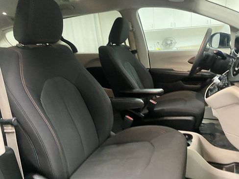 Used 2017 Chrysler Pacifica Touring image 14