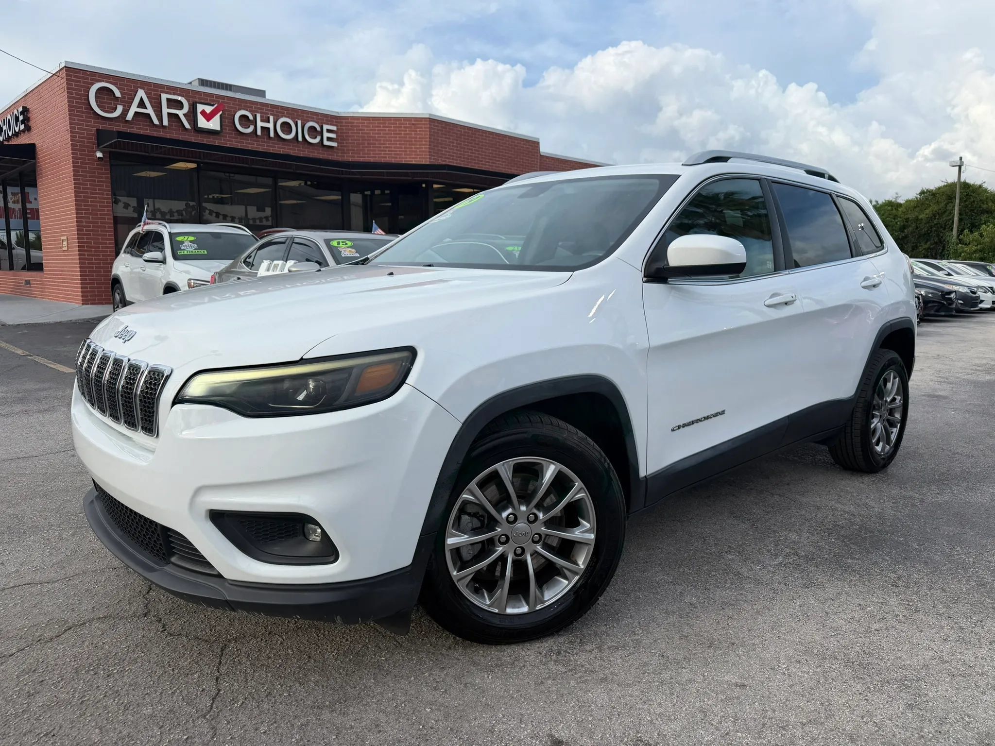Used 2019 Jeep Cherokee Latitude Plus FWD image 1