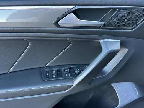 Used 2022 Volkswagen Tiguan SE R-Line image 11