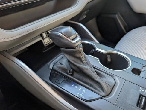 Used 2021 Toyota Highlander LE image 18