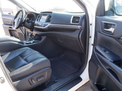Used 2019 Toyota Highlander SE image 19