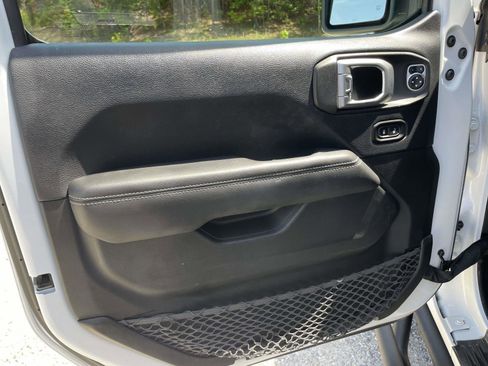 Used 2019 Jeep Wrangler Unlimited Sahara AWD/4WD image 5