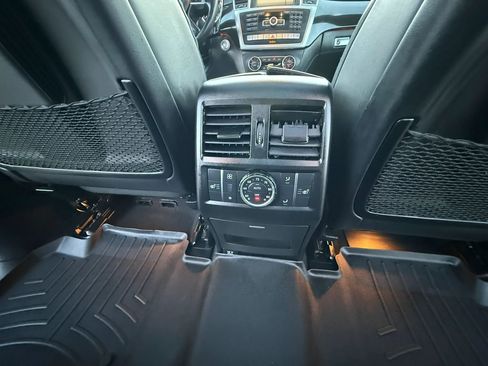 Used 2015 Mercedes-Benz GL 550 4MATIC image 38