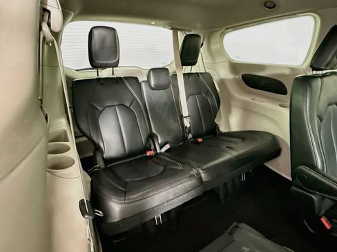 Certified 2024 Chrysler Pacifica Touring-L FWD image 37
