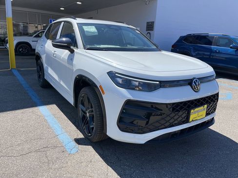 New 2026 Volkswagen Tiguan SE R-Line image 9