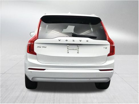 Used 2022 Volvo XC90 T5 Momentum FWD image 4