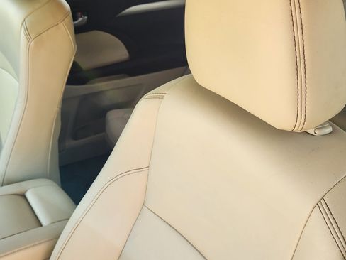 Used 2018 Toyota Highlander XLE image 17