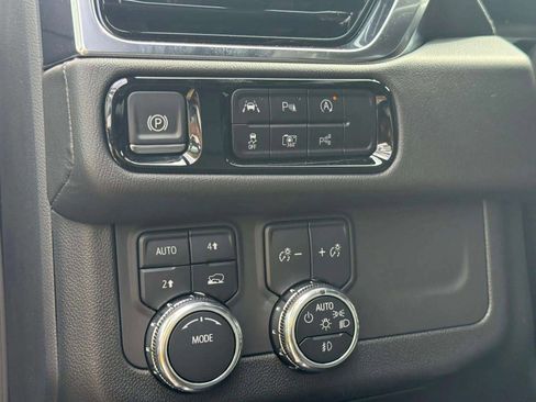 Used 2025 GMC Yukon XL Denali AWD/4WD image 31