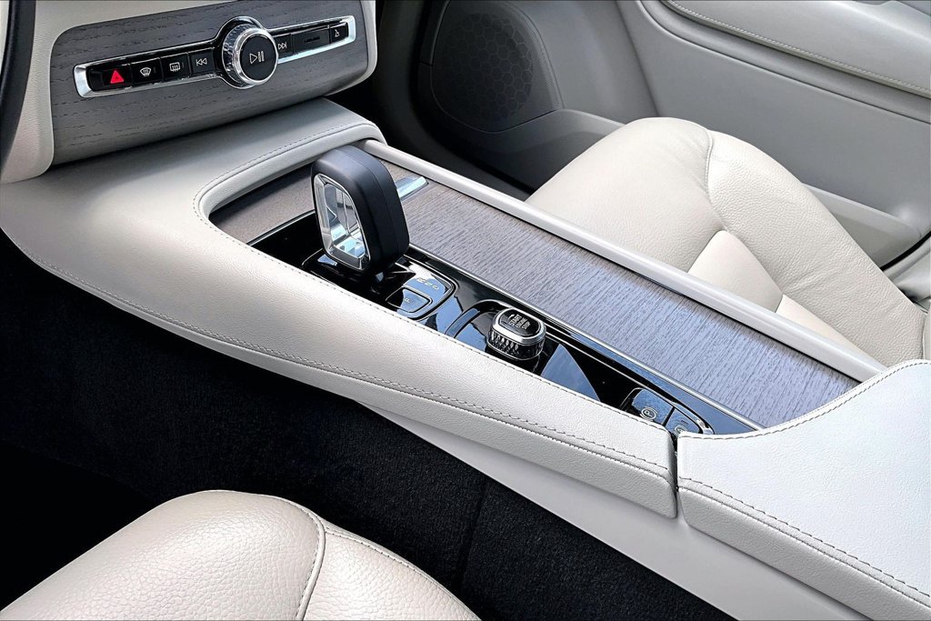 Certified 2025 Volvo XC90 B6 Plus w/ Protection Package AWD/4WD image 19